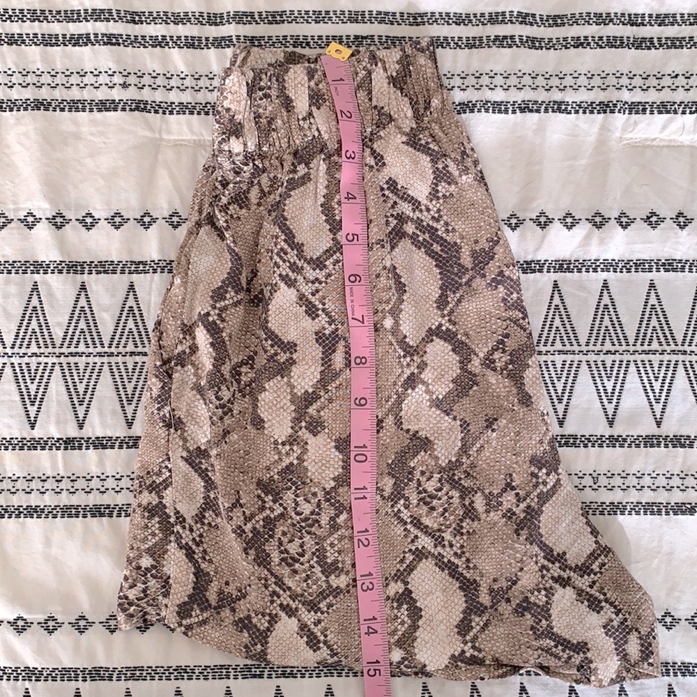 H&M Flowy Pleated Shorts in Python Print Size: 4 - Picture 5 of 8